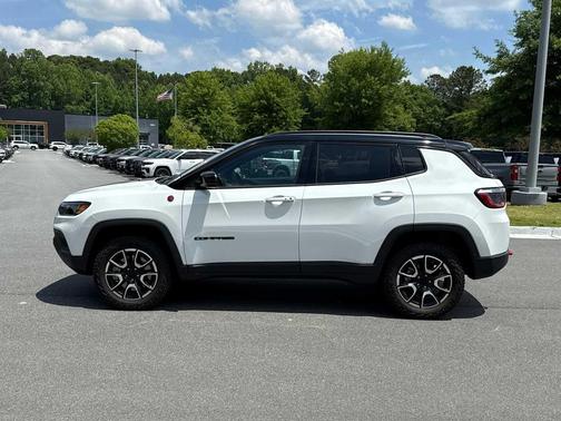 Bright White Clearcoat 2024 Jeep Compass Trailhawk