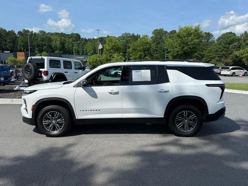 Summit White 2024 Chevrolet Traverse LT