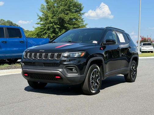 Diamond Black Crystal Pearlcoat 2024 Jeep Compass Trailhawk