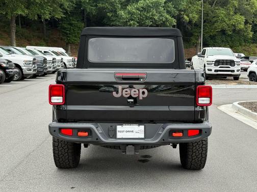 Black Clearcoat 2022 Jeep Gladiator Mojave