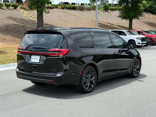Brilliant Black Crystal Pearlcoat 2022 Chrysler Pacifica Limited