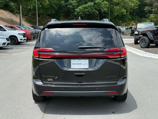 Brilliant Black Crystal Pearlcoat 2022 Chrysler Pacifica Limited