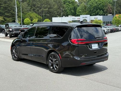 Brilliant Black Crystal Pearlcoat 2022 Chrysler Pacifica Limited