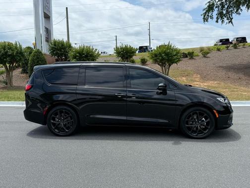 Brilliant Black Crystal Pearlcoat 2022 Chrysler Pacifica Limited