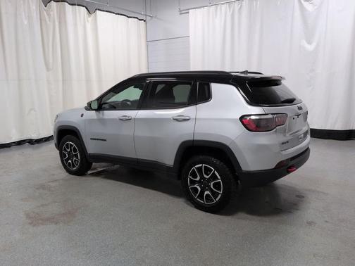Silver Zynith Metallic Clearcoat 2025 Jeep Compass Trailhawk