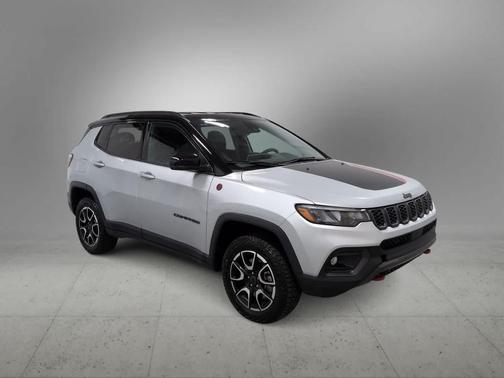 Silver Zynith Metallic Clearcoat 2025 Jeep Compass Trailhawk