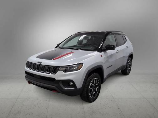 Silver Zynith Metallic Clearcoat 2025 Jeep Compass Trailhawk