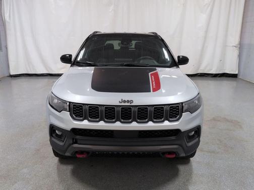 Silver Zynith Metallic Clearcoat 2025 Jeep Compass Trailhawk