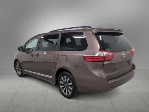 2018 Toyota Sienna LE