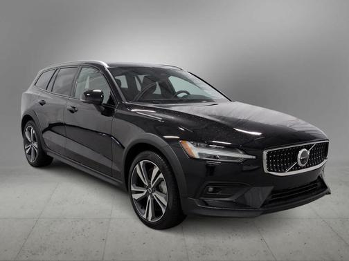 2025 Volvo V60 Cross Country Plus, B5 AWD Gas (mild hybrid)