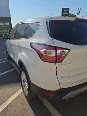 OXFORD WHITE 2017 Ford Escape SE