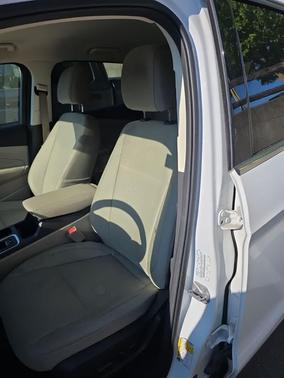 OXFORD WHITE 2017 Ford Escape SE