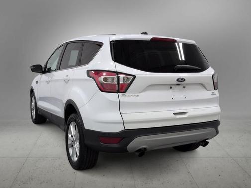 OXFORD WHITE 2017 Ford Escape SE
