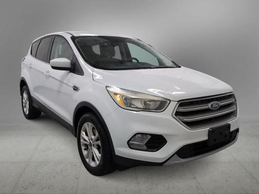 OXFORD WHITE 2017 Ford Escape SE