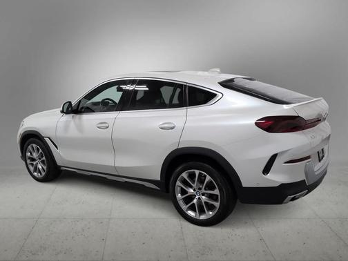 Mineral White Metallic 2022 BMW X6 xDrive40i