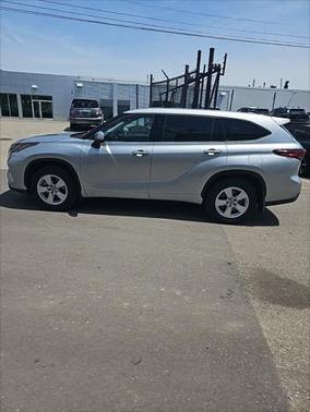 2022 Toyota Highlander LE