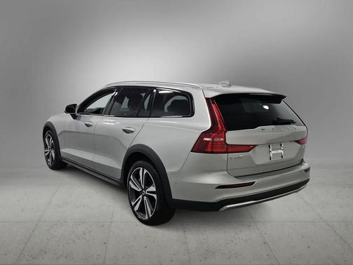 2025 Volvo V60 Cross Country Plus, B5 AWD Gas (mild hybrid)