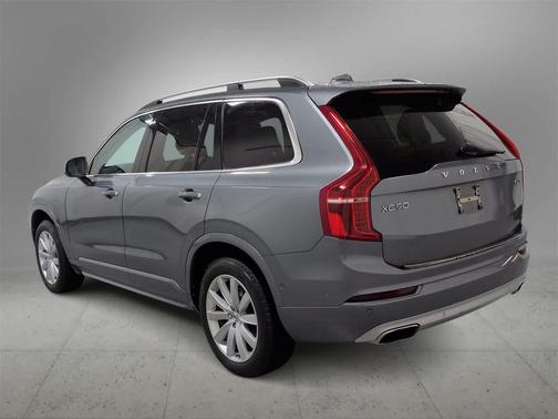 2017 Volvo XC90 T6 Momentum