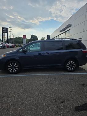 Parisian Night Pearl 2018 Toyota Sienna LE