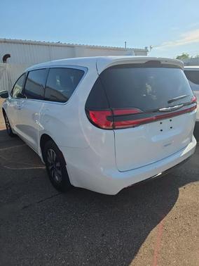 Bright White Clearcoat 2022 Chrysler Pacifica Hybrid Touring L