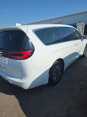 Bright White Clearcoat 2022 Chrysler Pacifica Hybrid Touring L
