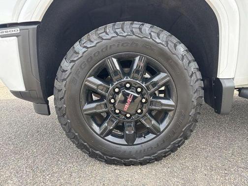 Summit White 2024 GMC Sierra 2500 AT4