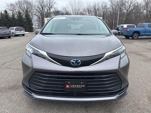 2024 Toyota Sienna LE