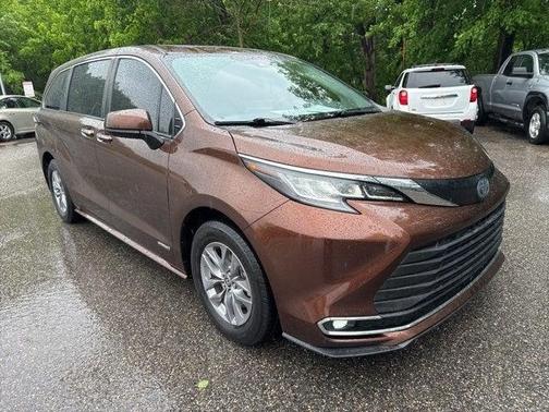 2021 Toyota Sienna XLE 8 Passenger