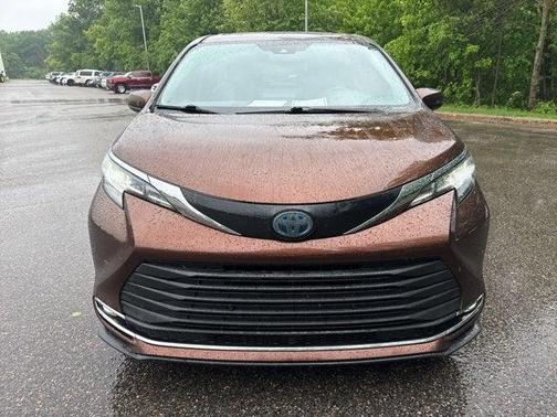2021 Toyota Sienna XLE 8 Passenger
