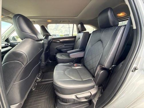 Celestial Silver Metallic 2022 Toyota Highlander Hybrid Platinum