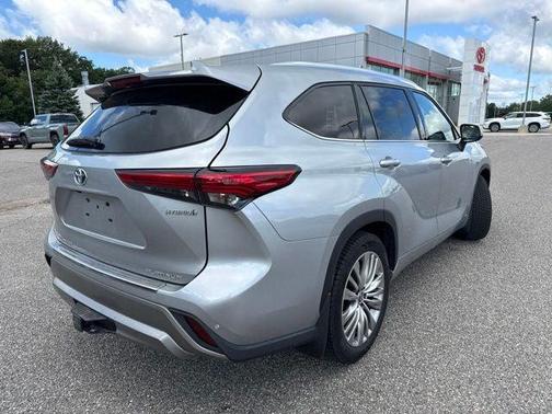Celestial Silver Metallic 2022 Toyota Highlander Hybrid Platinum