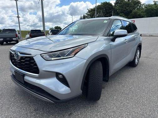 Celestial Silver Metallic 2022 Toyota Highlander Hybrid Platinum