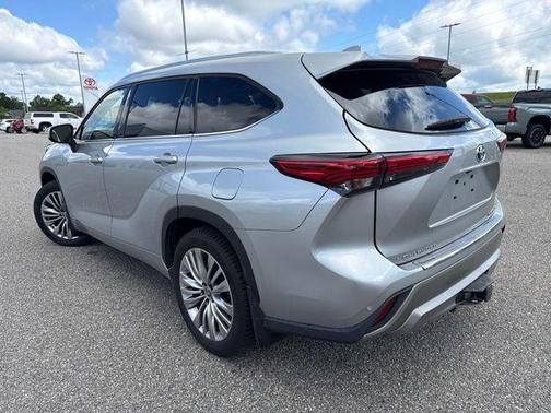 Celestial Silver Metallic 2022 Toyota Highlander Hybrid Platinum