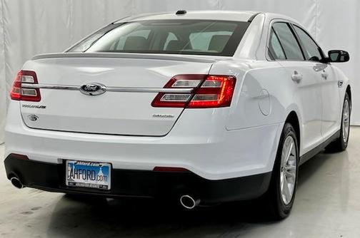 Photo 5 of 18 of 2018 Ford Taurus SE