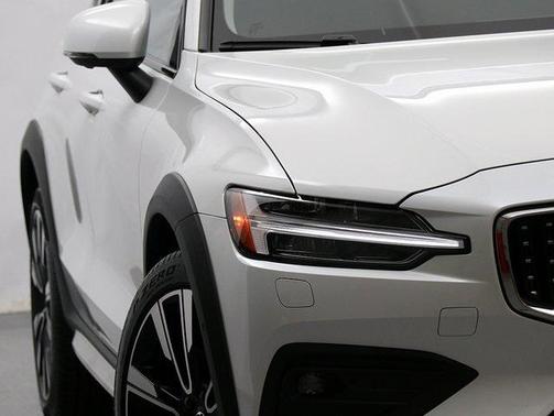 2024 Volvo V60 Cross Country B5 Ultimate