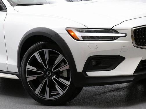 2024 Volvo V60 Cross Country B5 Ultimate