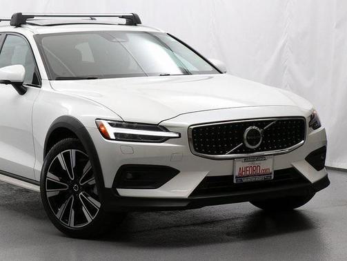 2024 Volvo V60 Cross Country B5 Ultimate
