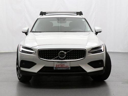 2024 Volvo V60 Cross Country B5 Ultimate
