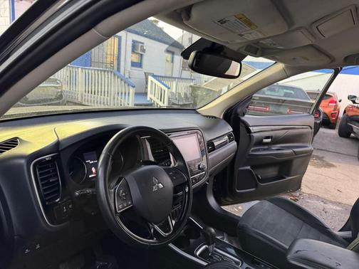 2020 Mitsubishi Outlander SE