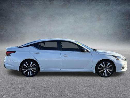 2022 Nissan Altima SR FWD
