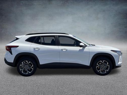 Summit White 2025 Chevrolet Trax LT