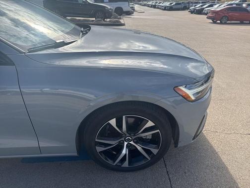 2024 Volvo S60 B5 Core Dark Theme