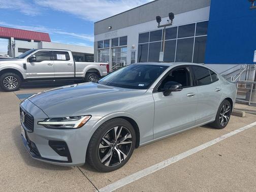 2024 Volvo S60 B5 Core Dark Theme