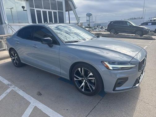 2024 Volvo S60 B5 Core Dark Theme