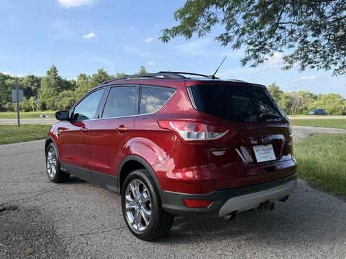 Red 2015 Ford Escape SE