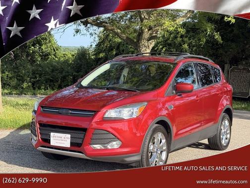 Red 2015 Ford Escape SE