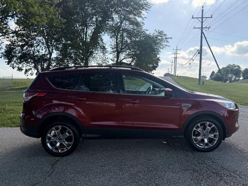 Red 2015 Ford Escape SE