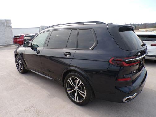 Black Sapphire Metallic 2024 BMW X7 xDrive40i