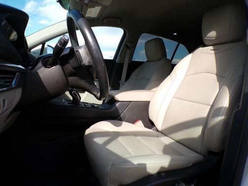 Radiant Silver Metallic 2019 Cadillac XT4 Luxury