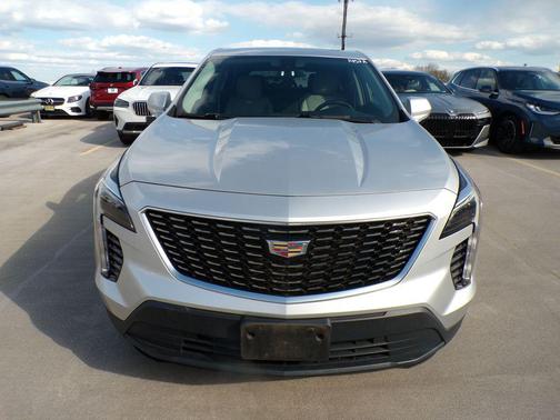 Radiant Silver Metallic 2019 Cadillac XT4 Luxury